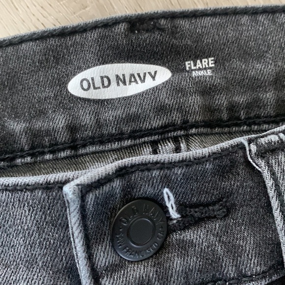 Old Navy Flare Ankle Jeans Size 2 black Wash cropped distressed - Picture 2 of 10